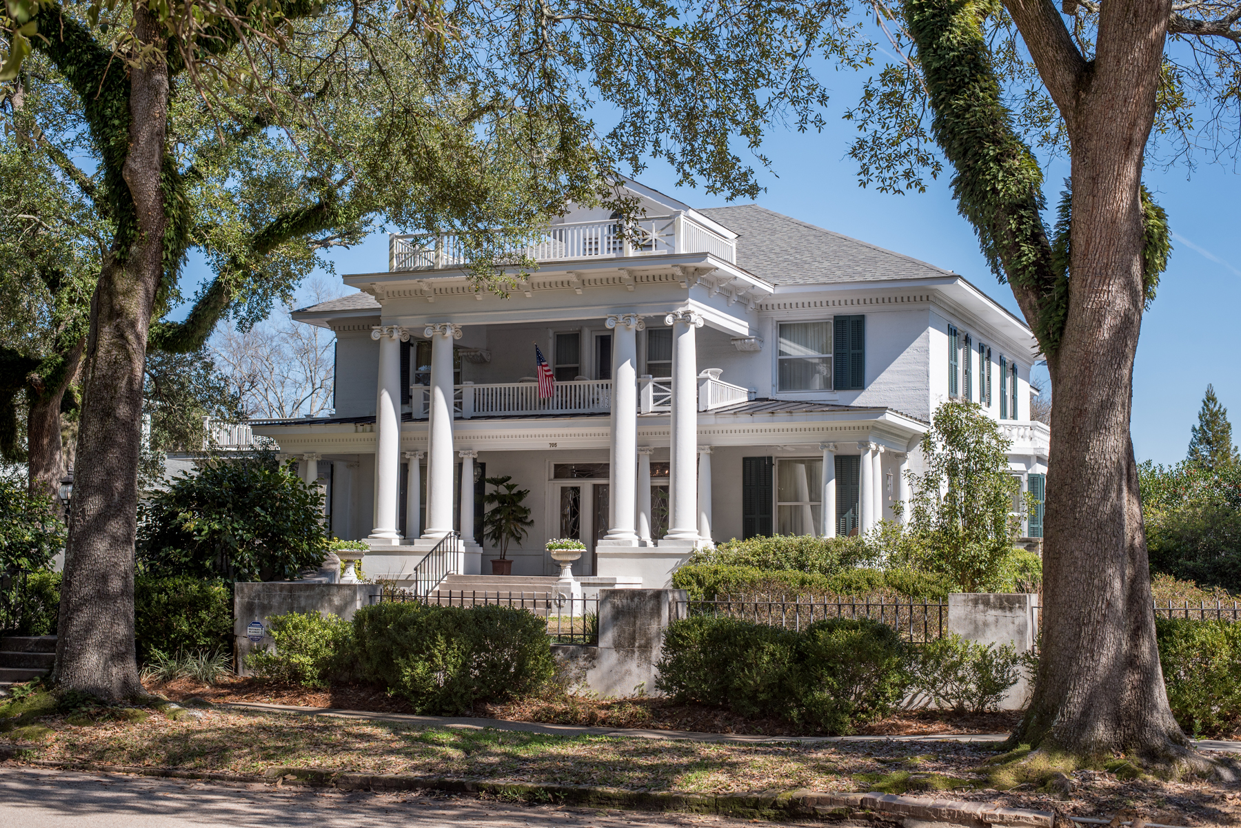 an antebellum mansion in Laurel Massachusetts