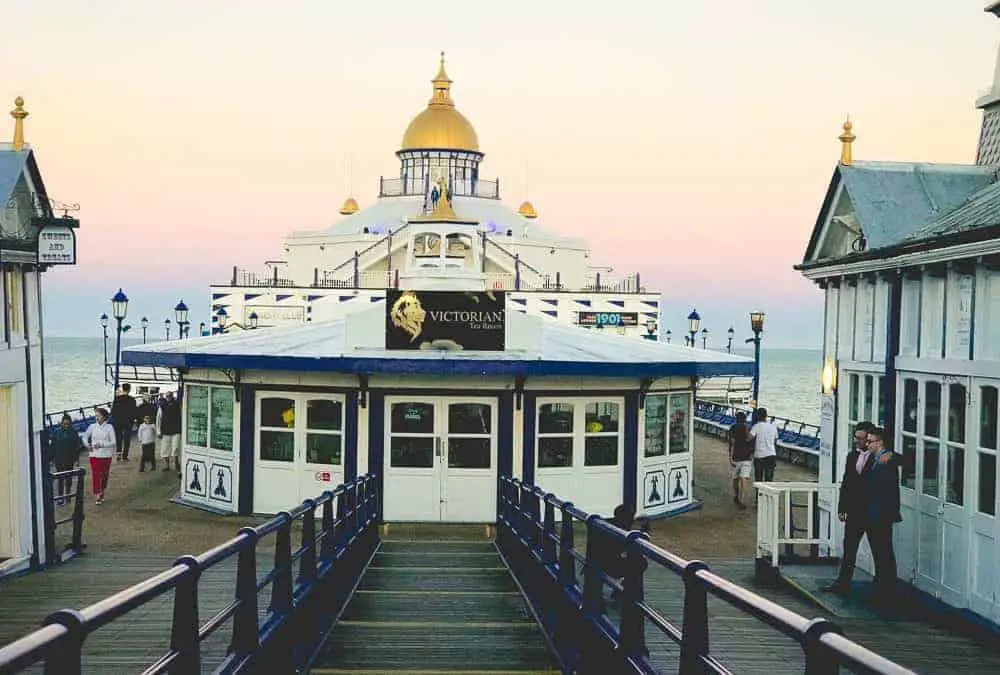 A Roadtrip to the Seven Sisters Cliffs From London (+ 7 Things To Do In Eastbourne)