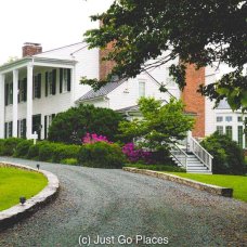 The elegant entrance to the Clifton Inn, a bed and breakfast near Charlottesville VA