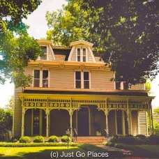 If you are looking for things to do in Decatur AL, take a walk (or drive) through the Old Decatur historic district where you will find beautiful houses like this one.