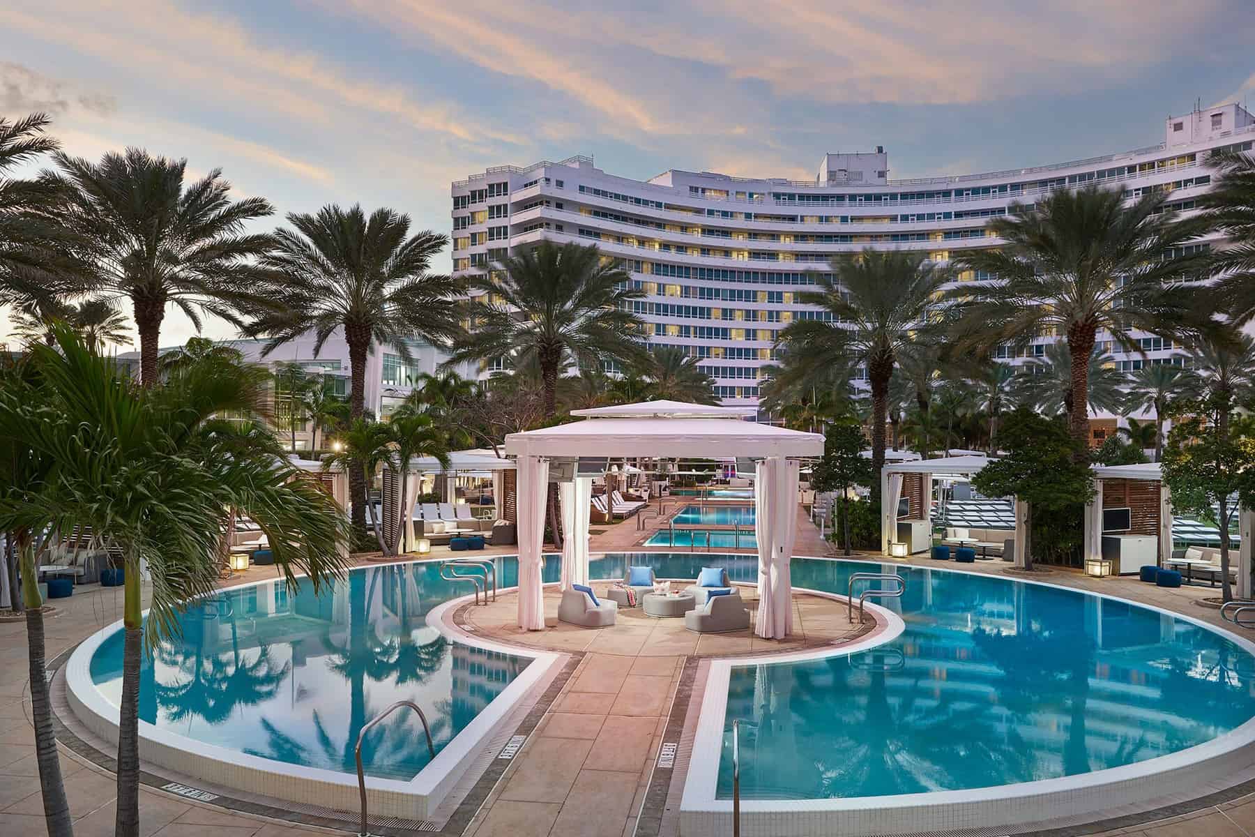 the resort pool at the Fontainebleau