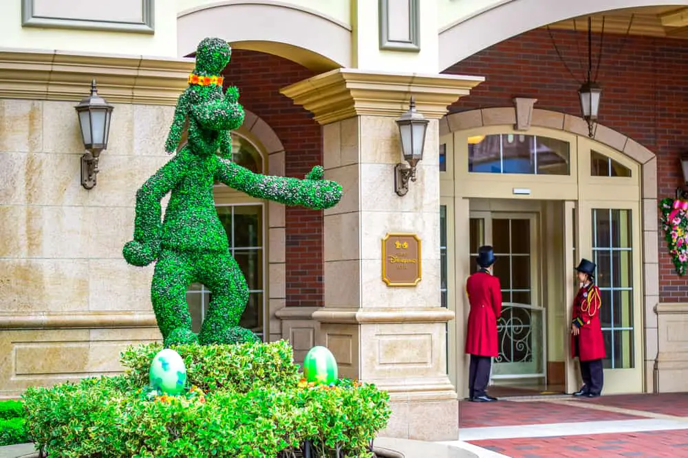 Goofy topiary in front of Tokyo Disneyland hotel