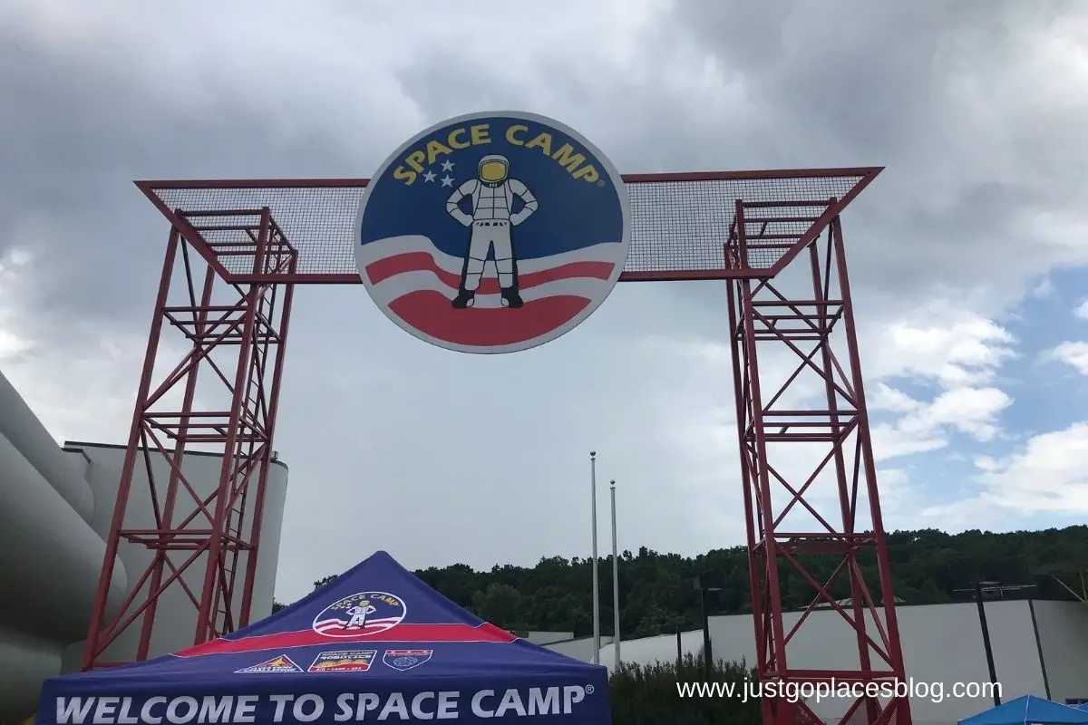 a welcome to Space Camp museum