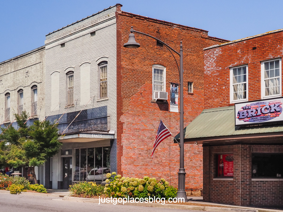 street in downtown area of Guntersville Alabama